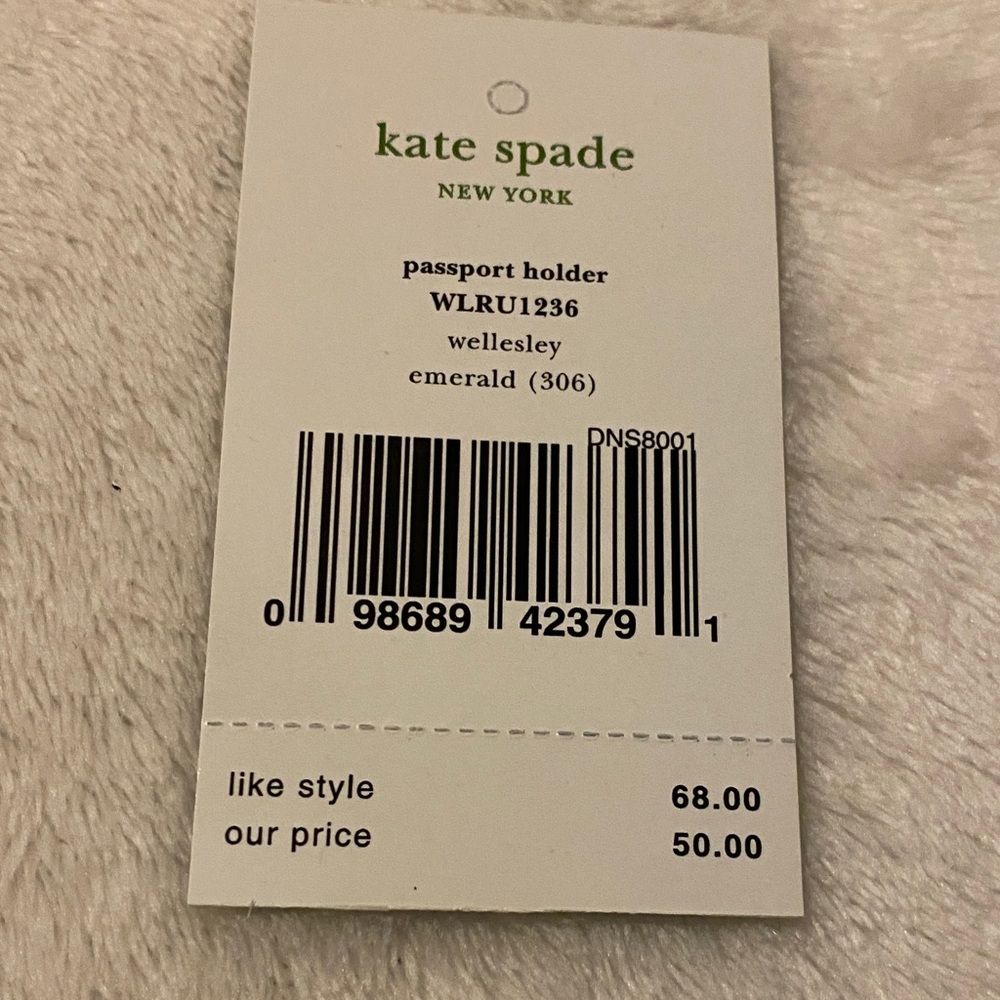 Kate Spade Vibrant Green Travel Wallet. Kate Spade New York Passport Holder. NWT - Picture 3 of 4